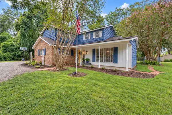 524 Oak Drive, Lake Jackson, TX 77566