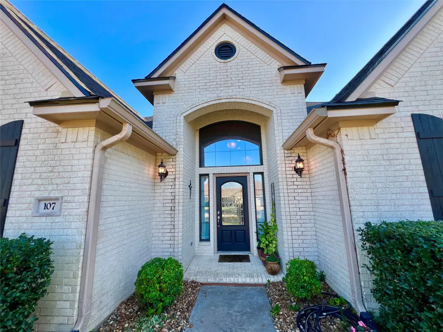 107 Widgeon Drive, Clute, TX 77531 - Image #2