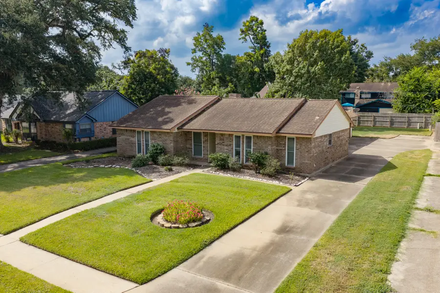 205 Banyan Street, Lake Jackson, TX 77566 - #2