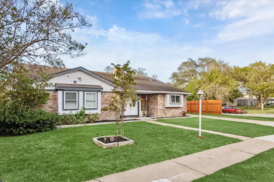 10402 Huntington Point Drive, Houston, TX 77099 - Image #2