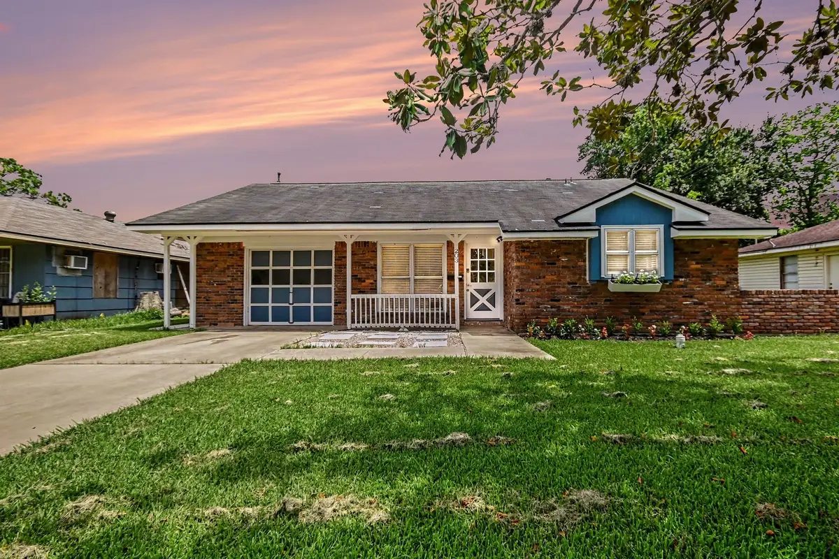 203 Chestnut Street, Lake Jackson, TX 77566 - #1