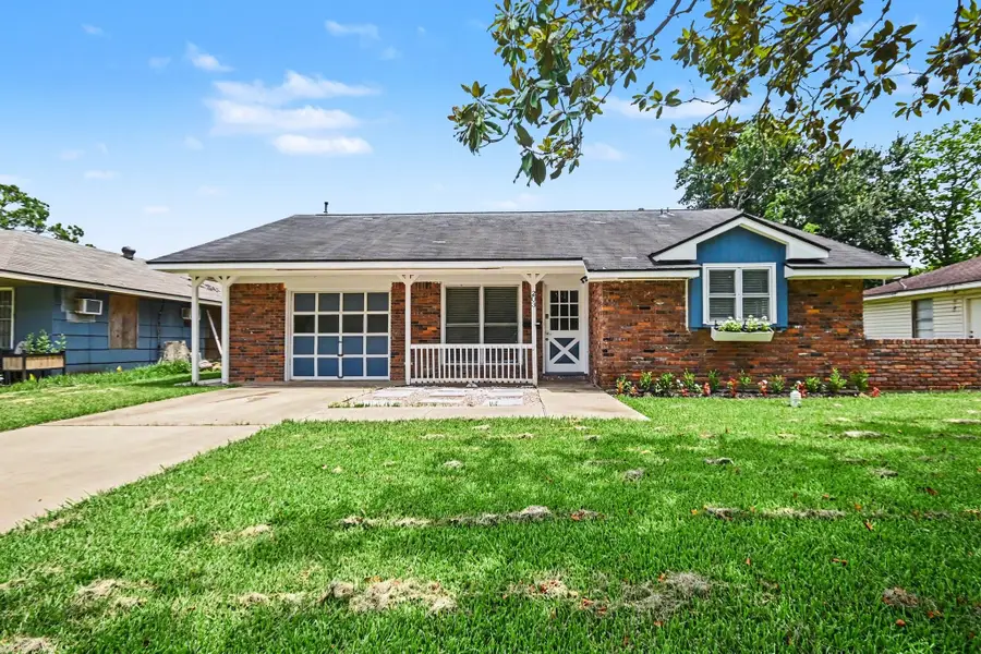 203 Chestnut Street, Lake Jackson, TX 77566 - #2