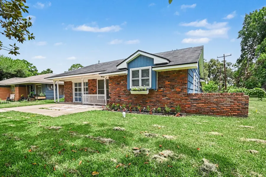203 Chestnut Street, Lake Jackson, TX 77566 - #3