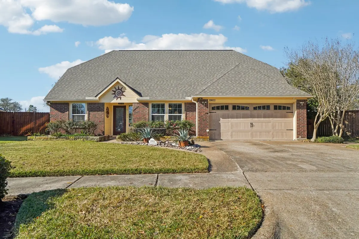 10822 W Dogwood Drive, La Porte, TX 77571 - Image #1
