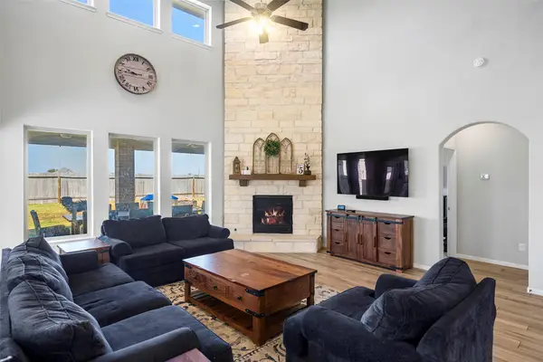 11723 Oakwood Drive, Mont Belvieu, TX 77535