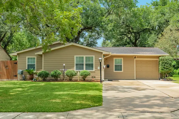 229 Caladium Street, Lake Jackson, TX 77566