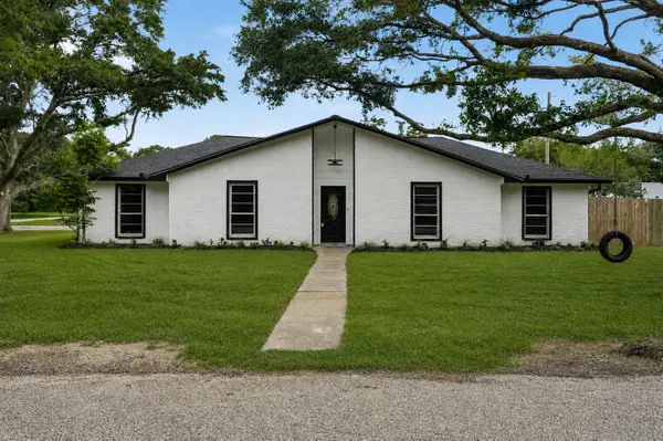 9 Robin Drive, Alvin, TX 77511