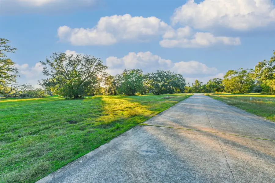 381 Horse Shoe Trail, Angleton, TX 77515 - #3