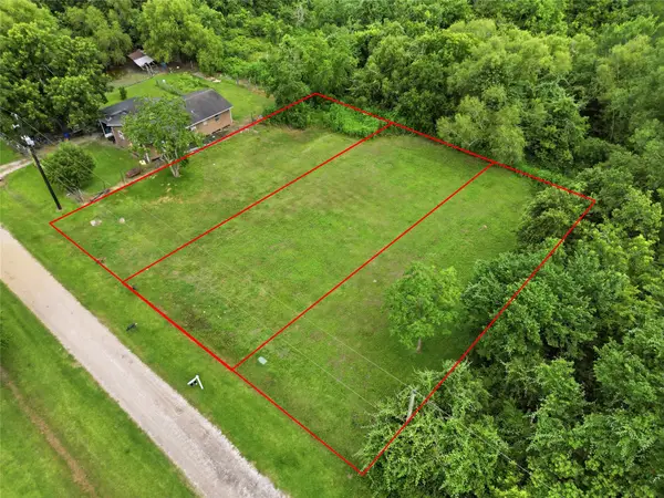7117 Lewis Road, Hitchcock, TX 77563