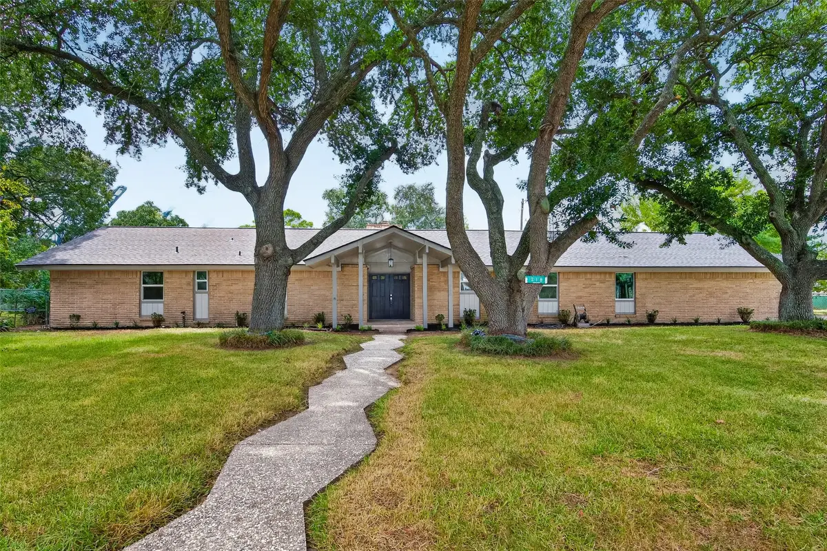 218 Bay Colony Circle, La Porte, TX 77571 - #1