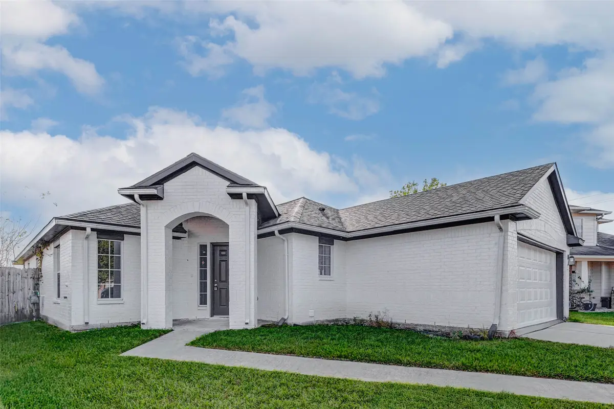 7027 Sun Creek Drive, Hitchcock, TX 77563 - Image #1