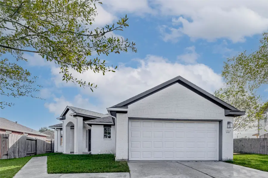 7027 Sun Creek Drive, Hitchcock, TX 77563 - Image #2
