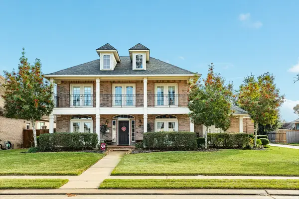 204 Arrowhead Drive, Lake Jackson, TX 77566