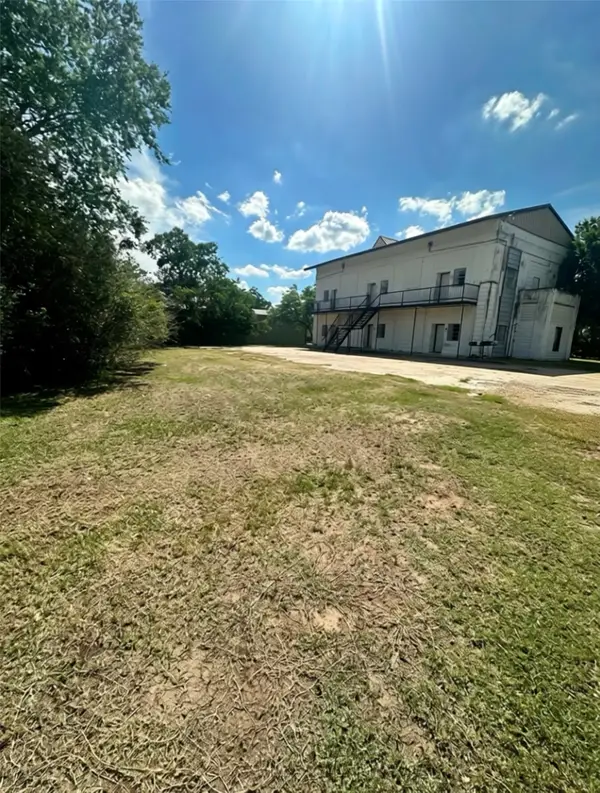 1010 Nelson, Yoakum, TX 77995