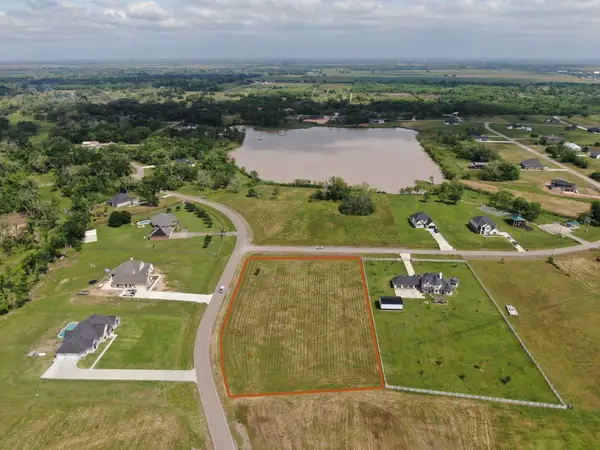 443 Lakeview Drive, Angleton, TX 77515