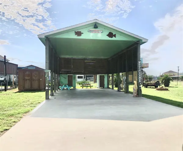 911 East Road, Crystal Beach, TX 77650