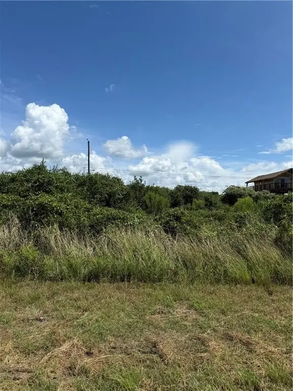 148 W Glen Oak Lane, Rockport, TX 78382