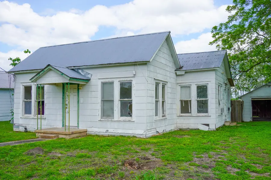 509 S Saint Andrews Street, Weimar, TX 78962 - #3