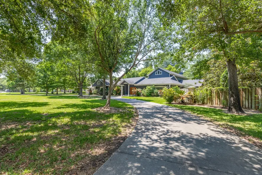 118 N Caldwood Dr, Beaumont, TX 77707 - Image #2