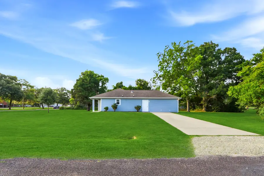 609 Washington Avenue, Anahuac, TX 77514 - #3