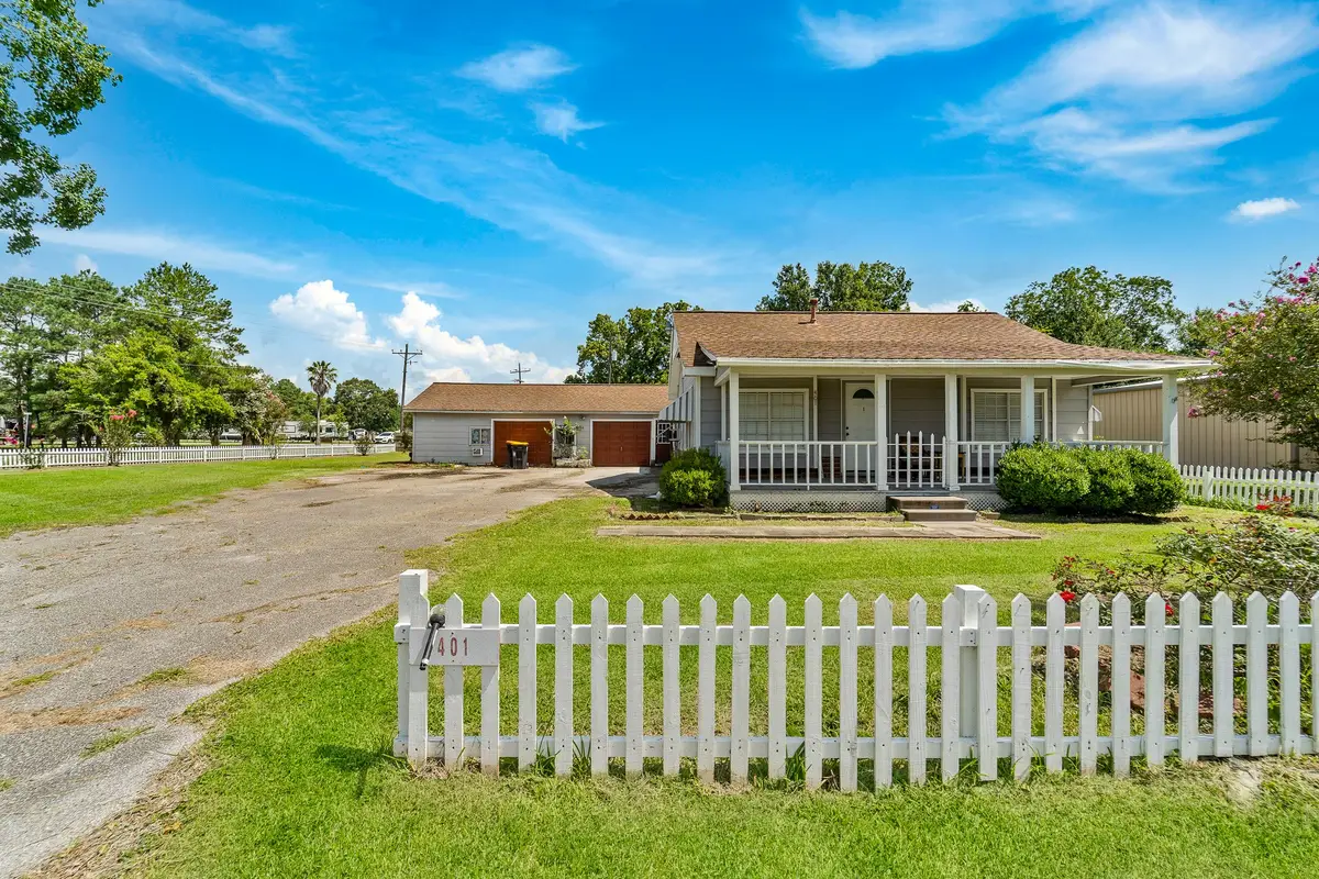 401 Lee Avenue, Anahuac, TX 77514 - #1