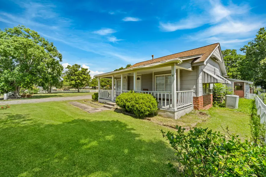 401 Lee Avenue, Anahuac, TX 77514 - #3