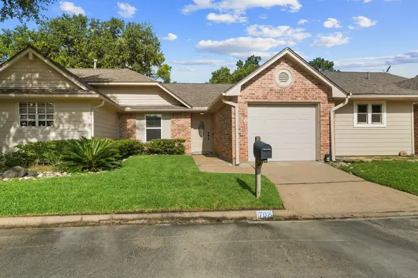 702 W Country Grove Circle, Pearland, TX 77584