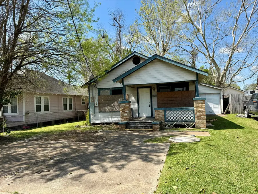 202 S Magnolia Street, Highlands, TX 77562 - #2