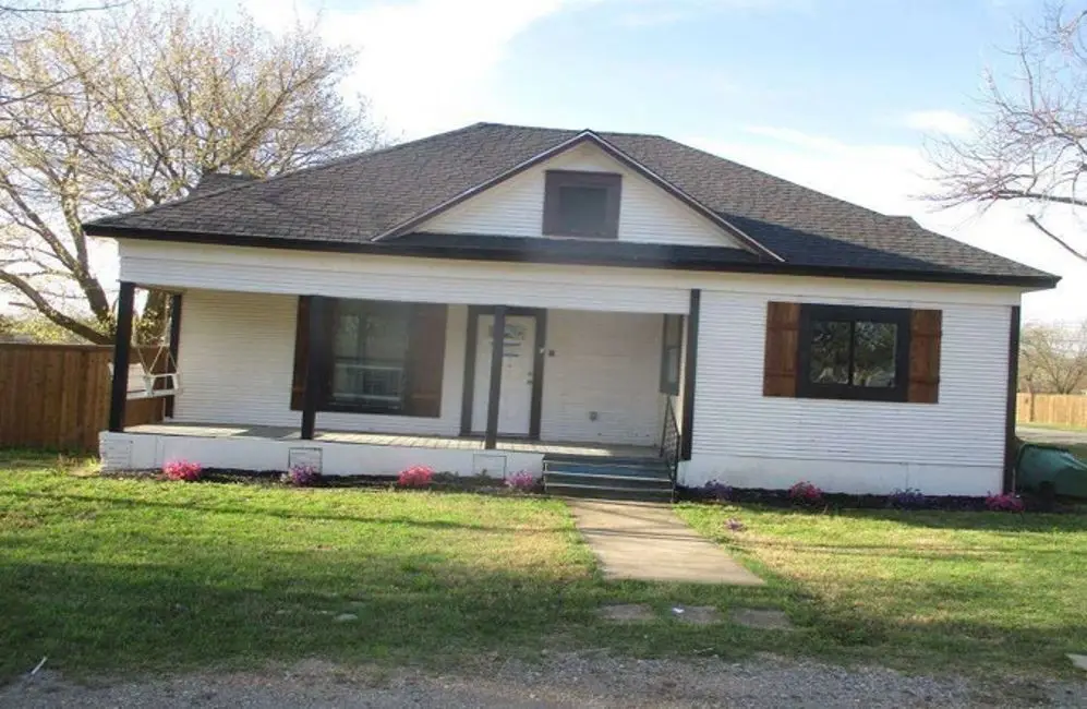 115 W Spruce Street, Whitewright, TX 75491 - #1