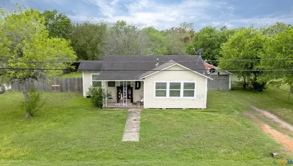 704 Maple St, Yoakum, TX 77995