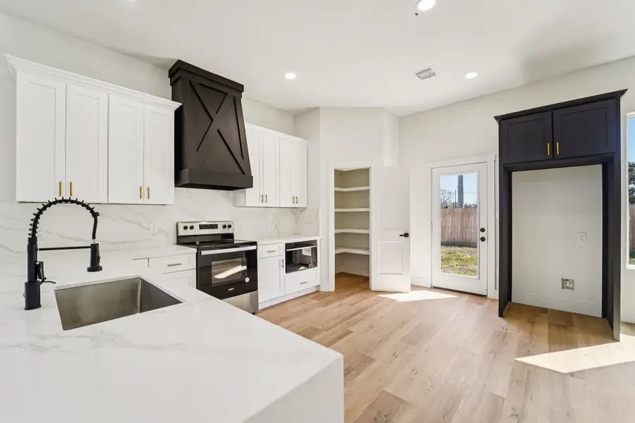 320 E Main Street, La Porte, TX 77571 - #3