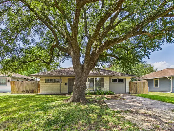 302 Sycamore Drive, Hitchcock, TX 77563
