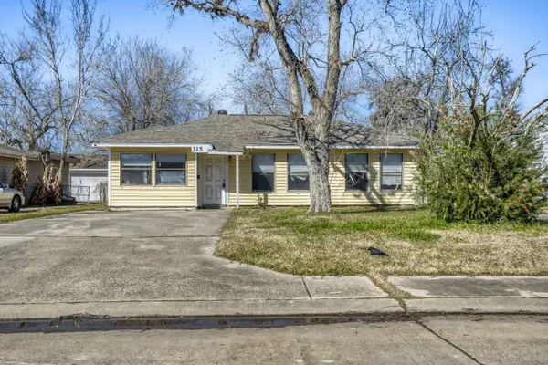 315 Acacia Street, Lake Jackson, TX 77566