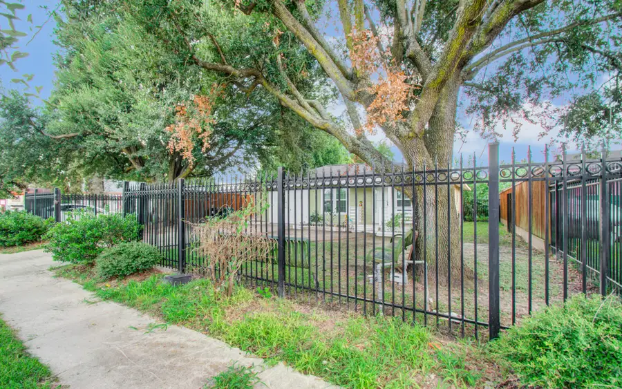 981 S Victory Drive, Houston, TX 77088 - #2