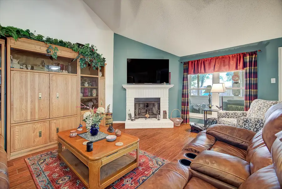 611 E Larkspur Circle, Pearland, TX 77584 - Image #3