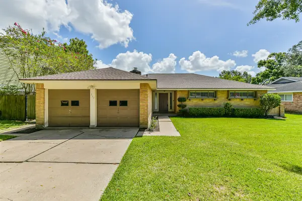 311 Stonehenge Lane, Friendswood, TX 77546