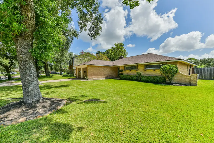 311 Stonehenge Lane, Friendswood, TX 77546 - #2