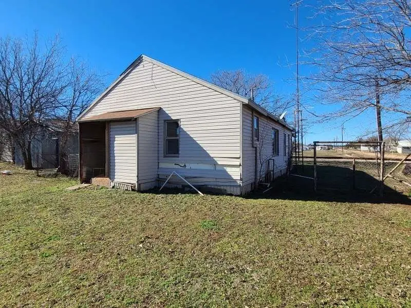 522 N Illinois Street, Electra, TX 76360 - #2