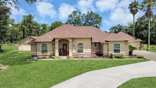 1102 W Point Drive, Rosharon, TX 77583