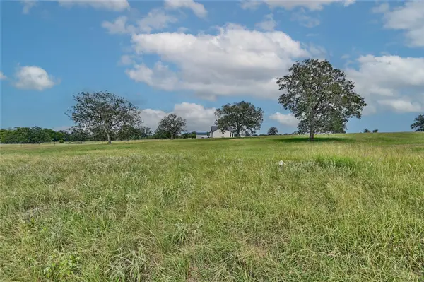 124 Sunny Day Dr, Red Rock, TX 78662