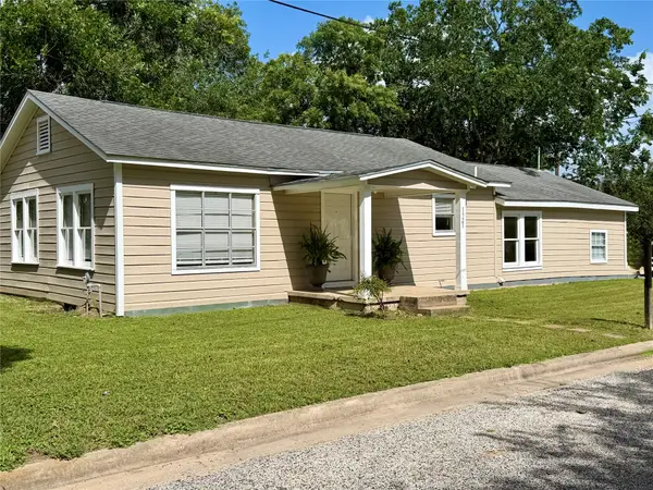 1521 N Hamilton Street, Gonzales, TX 78629