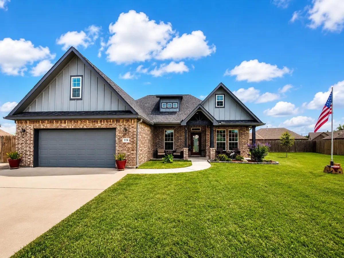 319 Yorktown Avenue, Clute, TX 77531 - #1