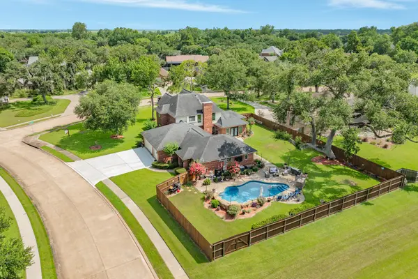 52 Chesswood Court, Lake Jackson, TX 77566