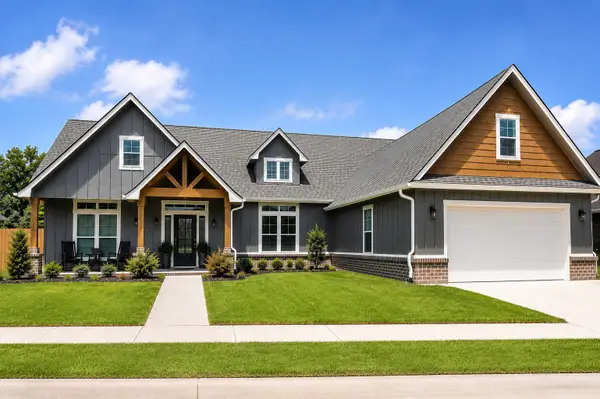 202 Creekside Lane, Lake Jackson, TX 77566