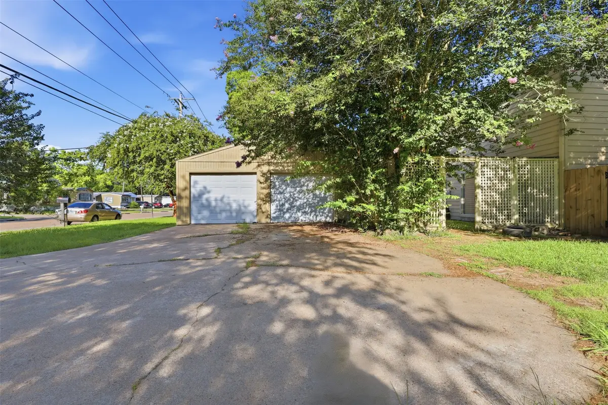 1621 & 1623 W Adoue Street, Alvin, TX 77511 - #1