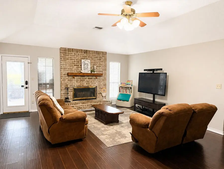 809 John Albert Dr, East Bernard, TX 77435 - #2