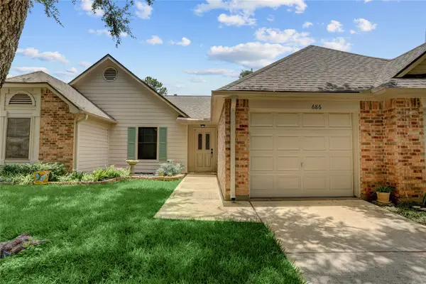 686 W Country Grove Circle, Pearland, TX 77584