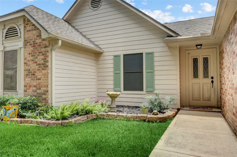 686 W Country Grove Circle, Pearland, TX 77584 - #2