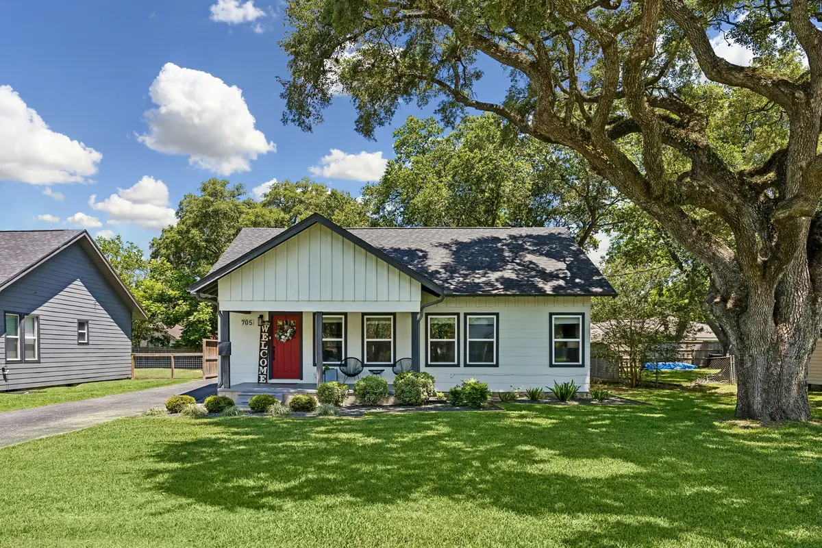 705 4th Street, Sealy, TX 77474 - #1