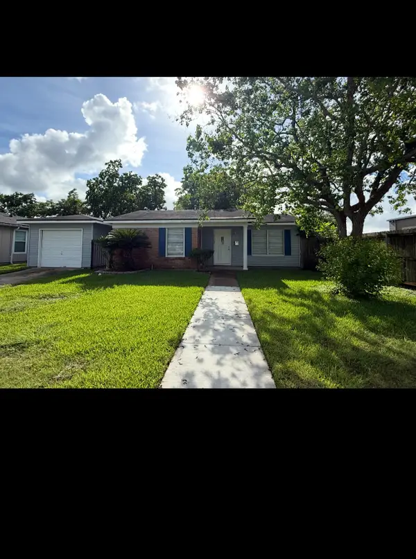102 Forest Oaks Ln, Lake Jackson, TX 77566